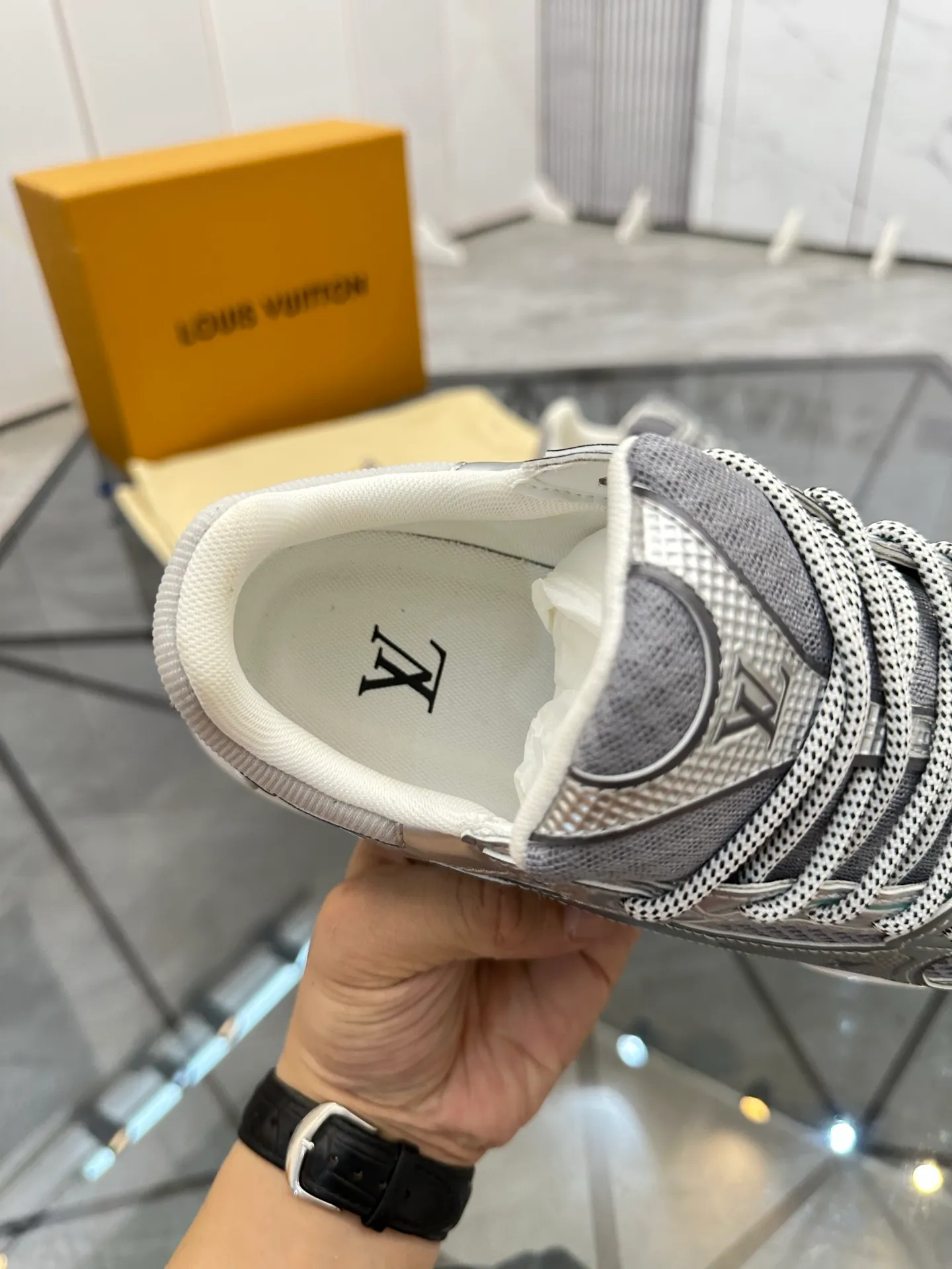 Men's shoes: 💰P660¥ Top quality Product trademark: LV* "Louis Vuitton*" low-top casual shoes Regular size: 35-44 (can be customized to 45.46) Couple style Product materials: Upper imported cowhide stitching original material, breathable lining, original outsole. Number: H218